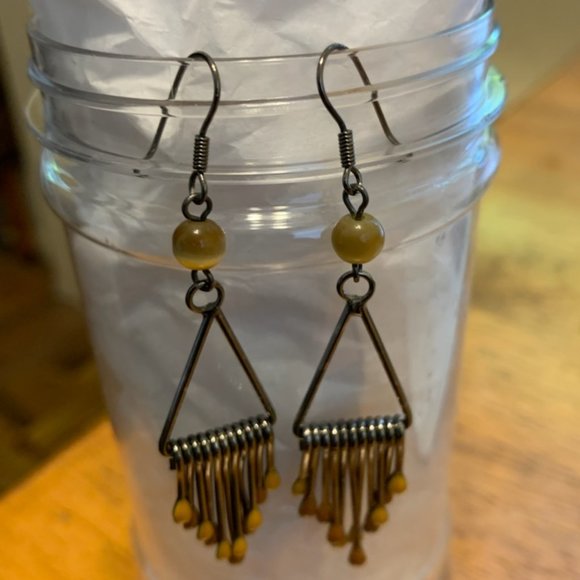 Black Metal Triangular earrings with beads - Picture 6 of 6